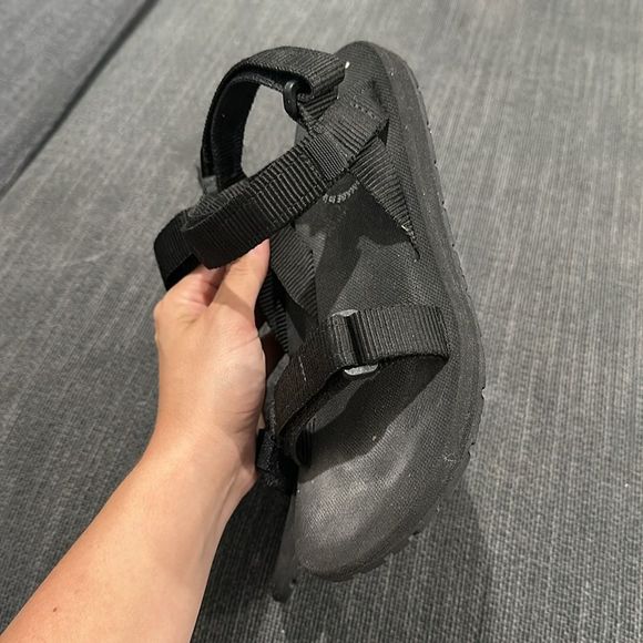 Source size 36 sandals retails $87 - Picture 4 of 7